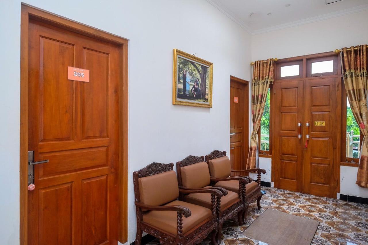 Reddoorz Syariah @ Griya Thamrin Manahan Solo Exterior photo
